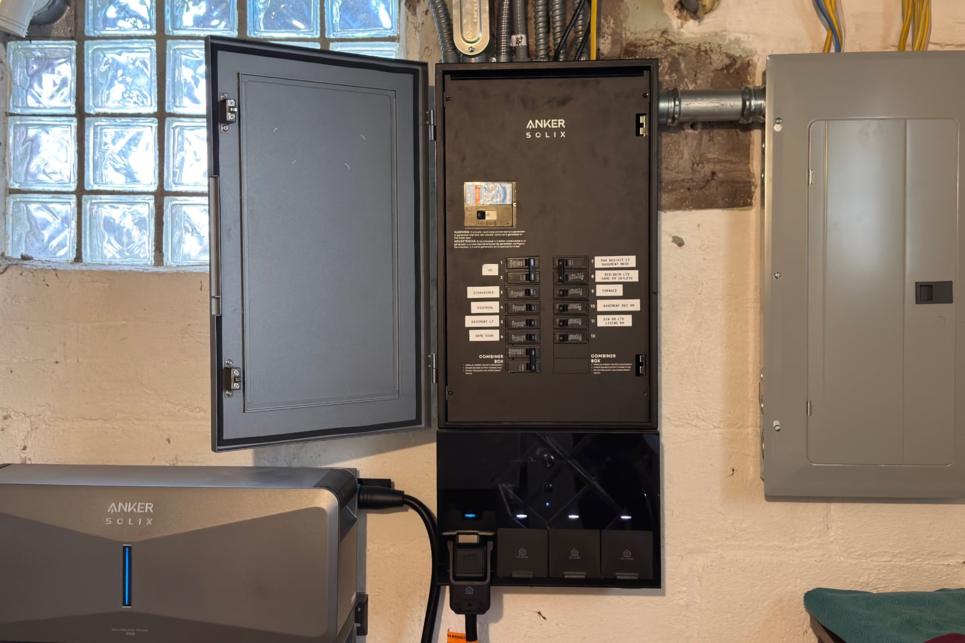 A picture of the Solix E10 Power Dock open, showing the circuit breakers.