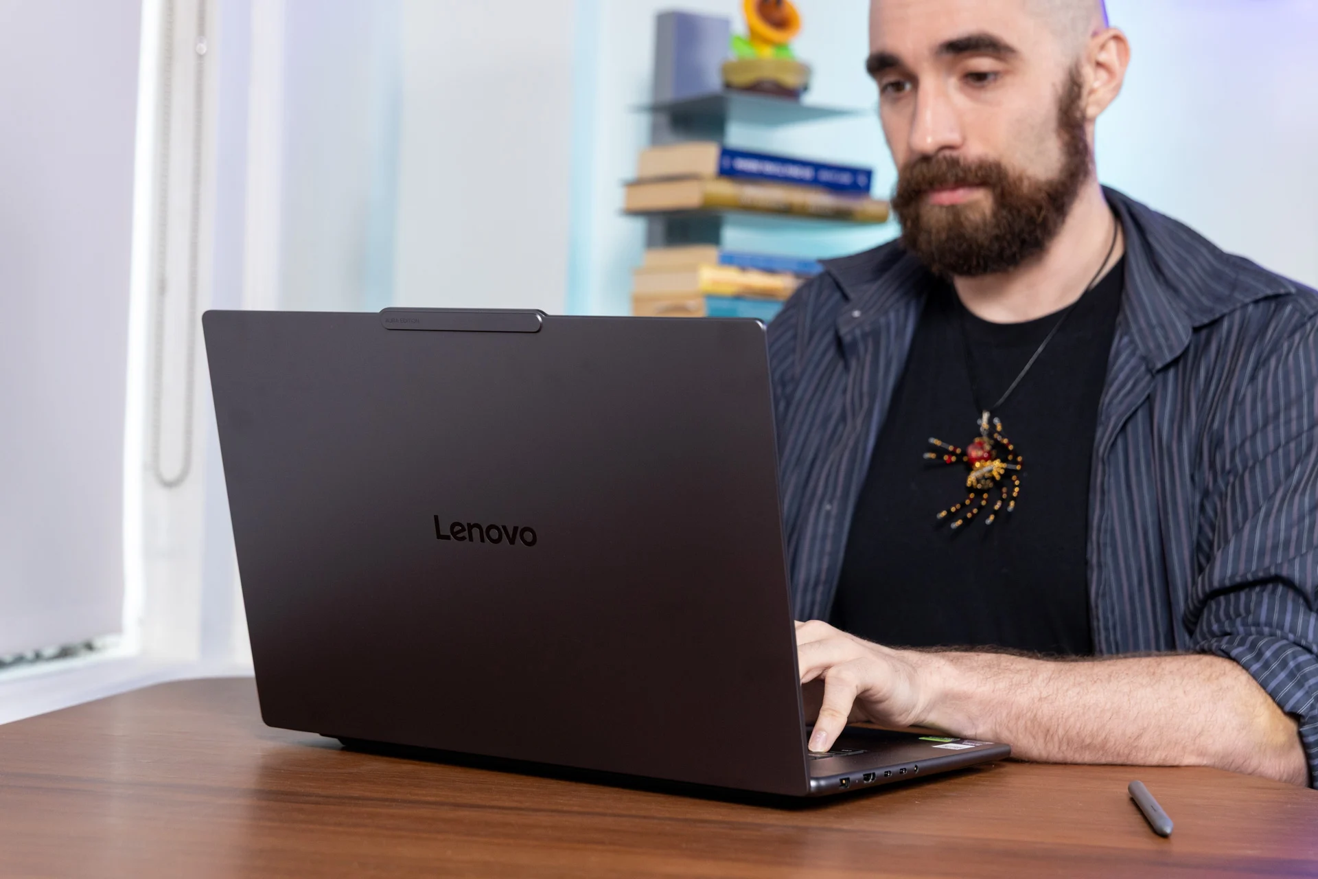 Lenovo Pro 9i 16 G11 Aura Edition Review 01