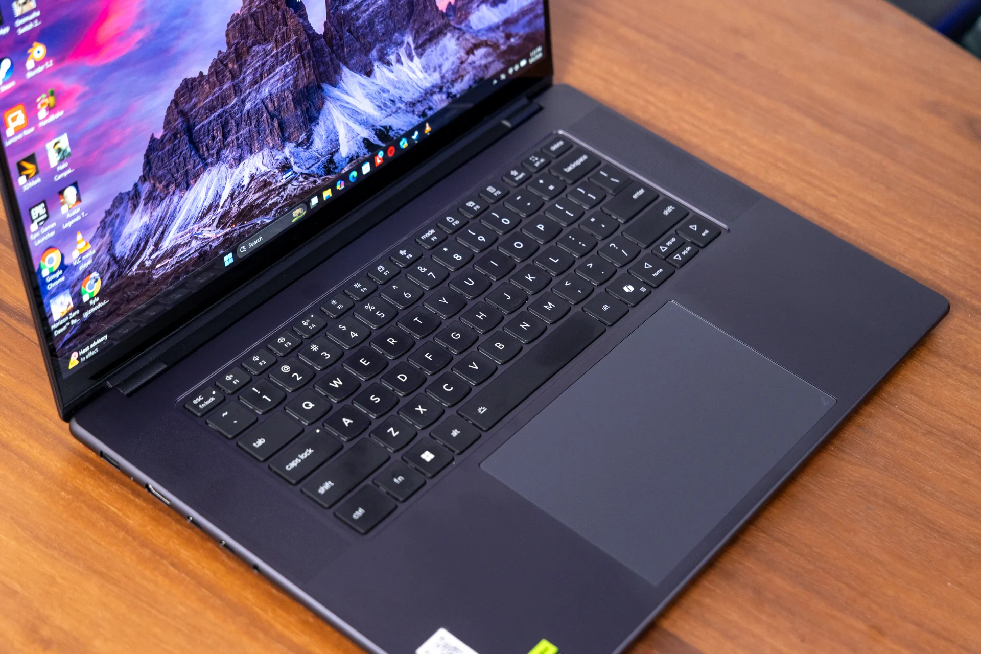 Lenovo Pro 9i 16 G11 Aura Edition Review 05